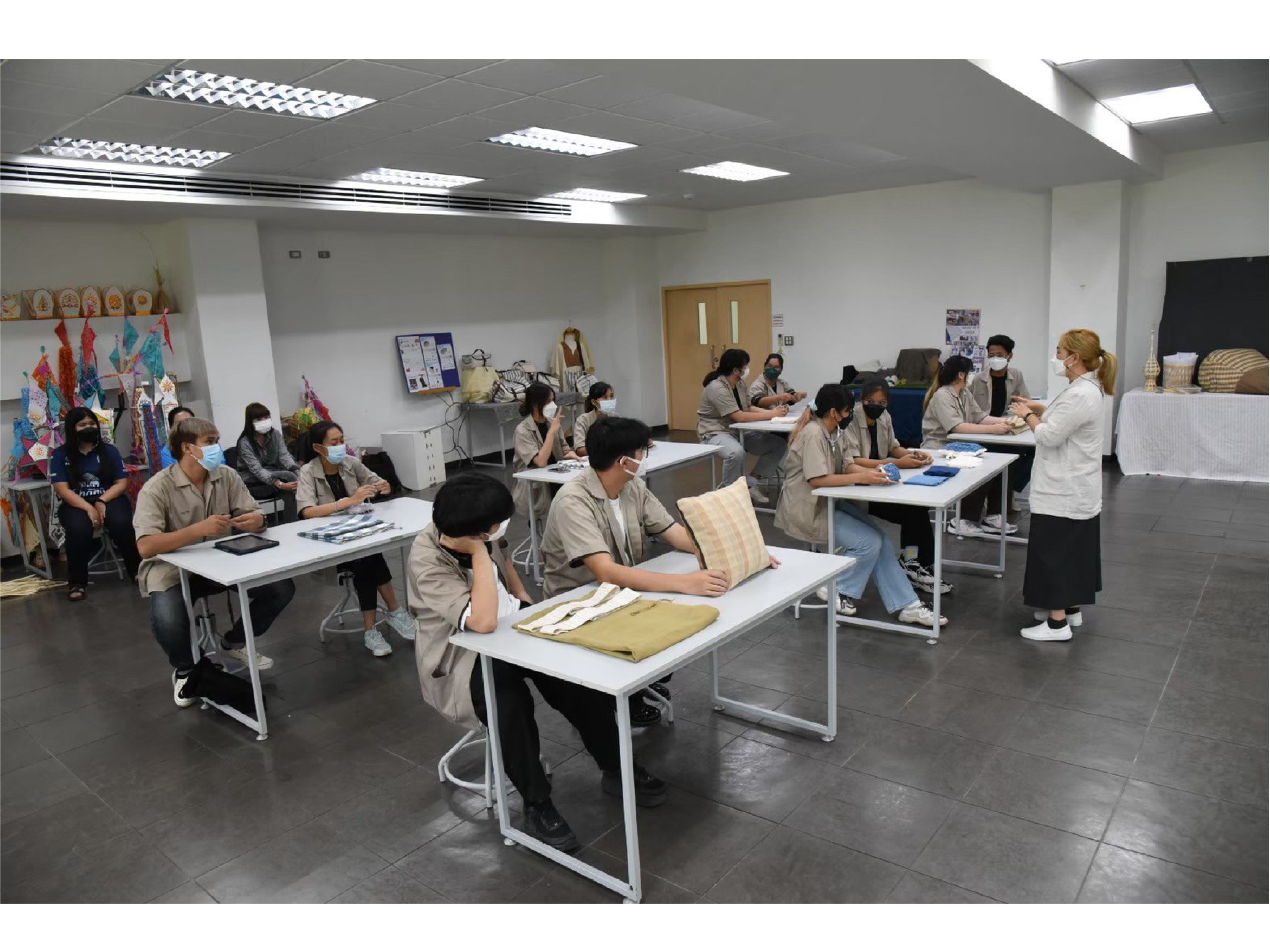 โครงการผ้าขาวม้าท้องถิ่นหัตถศิลป์ไทย ร่วมกับ eisa นำนักศึกษา ม.ธรรมศาสตร์ ลงพื้นที่กลุ่มทอผ้าบ้านห้วยทราย และกลุ่มอาชีพผ้าฝ้ายอำพัน จ.เชียงใหม่ 