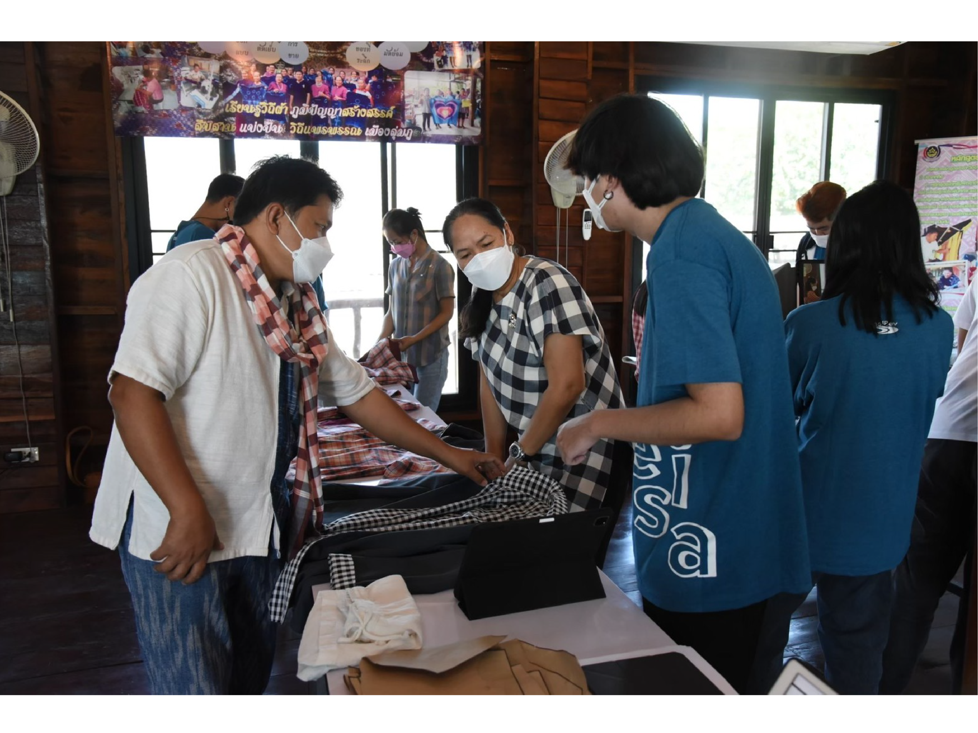 โครงการผ้าขาวม้าท้องถิ่นหัตถศิลป์ไทย ร่วมกับ eisa นำนักศึกษา ม.เทคโนโลยีพระจอมเกล้าธนบุรี และ ม.หอการค้าไทย ลงพื้นที่กลุ่มทอผ้าพื้นเมืองบ้านนาคำไฮ “เทวาผ้าไทย” จ.หนองบัวลำภู